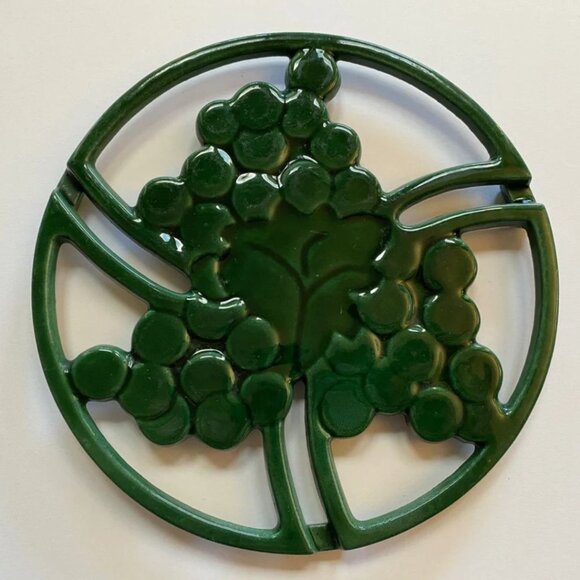 Vintage Made in FRANCE Trivet Enamel Cast Iron Wine Grapes Hot Pot Plate - Picture 1 of 2